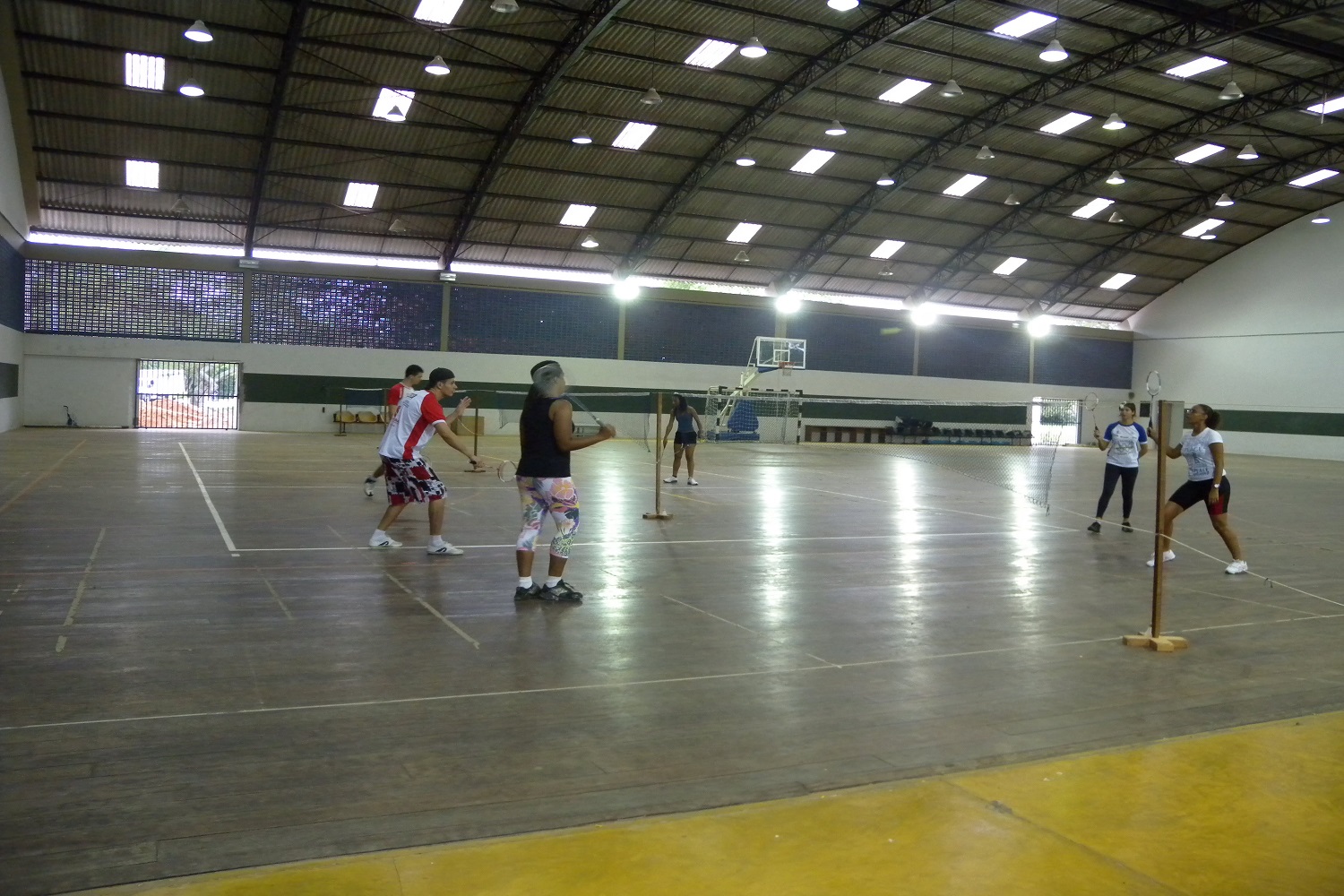 Ginásio do DEF abrigando partida de badminton, que também compõe as práticas do Segundo Tempo na UFS.